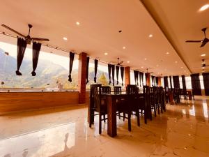 Restaurace v ubytování Sitara Scenic Mountain View Hotel & Resort, Mussoorie - luxury Rooms with open Rooftop Cafe