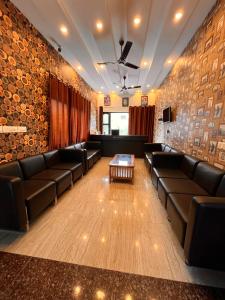 Posezení v ubytování Sitara Scenic Mountain View Hotel & Resort, Mussoorie - luxury Rooms with open Rooftop Cafe