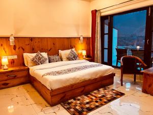 Postel nebo postele na pokoji v ubytování Sitara Scenic Mountain View Hotel & Resort, Mussoorie - luxury Rooms with open Rooftop Cafe