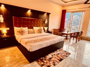 Postel nebo postele na pokoji v ubytování Sitara Scenic Mountain View Hotel & Resort, Mussoorie - luxury Rooms with open Rooftop Cafe