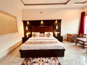 Postel nebo postele na pokoji v ubytování Sitara Scenic Mountain View Hotel & Resort, Mussoorie - luxury Rooms with open Rooftop Cafe