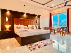 Postel nebo postele na pokoji v ubytování Sitara Scenic Mountain View Hotel & Resort, Mussoorie - luxury Rooms with open Rooftop Cafe