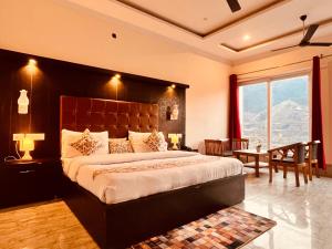 Postel nebo postele na pokoji v ubytování Sitara Scenic Mountain View Hotel & Resort, Mussoorie - luxury Rooms with open Rooftop Cafe