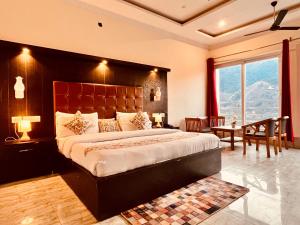 Postel nebo postele na pokoji v ubytování Sitara Scenic Mountain View Hotel & Resort, Mussoorie - luxury Rooms with open Rooftop Cafe