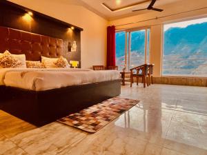 Postel nebo postele na pokoji v ubytování Sitara Scenic Mountain View Hotel & Resort, Mussoorie - luxury Rooms with open Rooftop Cafe
