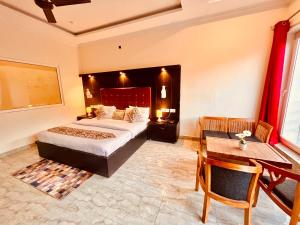 Postel nebo postele na pokoji v ubytování Sitara Scenic Mountain View Hotel & Resort, Mussoorie - luxury Rooms with open Rooftop Cafe