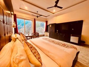 Postel nebo postele na pokoji v ubytování Sitara Scenic Mountain View Hotel & Resort, Mussoorie - luxury Rooms with open Rooftop Cafe