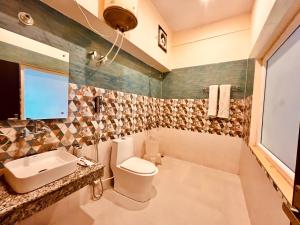 Koupelna v ubytování Sitara Scenic Mountain View Hotel & Resort, Mussoorie - luxury Rooms with open Rooftop Cafe