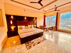 Postel nebo postele na pokoji v ubytování Sitara Scenic Mountain View Hotel & Resort, Mussoorie - luxury Rooms with open Rooftop Cafe