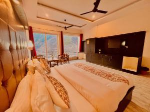 Postel nebo postele na pokoji v ubytování Sitara Scenic Mountain View Hotel & Resort, Mussoorie - luxury Rooms with open Rooftop Cafe