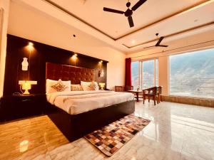 Postel nebo postele na pokoji v ubytování Sitara Scenic Mountain View Hotel & Resort, Mussoorie - luxury Rooms with open Rooftop Cafe