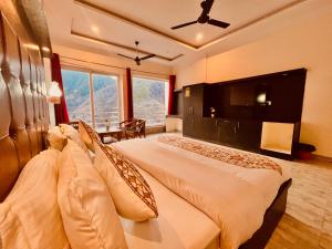 Postel nebo postele na pokoji v ubytování Sitara Scenic Mountain View Hotel & Resort, Mussoorie - luxury Rooms with open Rooftop Cafe