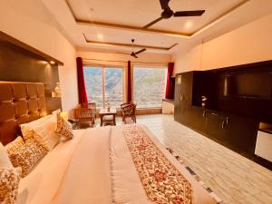 Postel nebo postele na pokoji v ubytování Sitara Scenic Mountain View Hotel & Resort, Mussoorie - luxury Rooms with open Rooftop Cafe