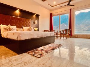 Postel nebo postele na pokoji v ubytování Sitara Scenic Mountain View Hotel & Resort, Mussoorie - luxury Rooms with open Rooftop Cafe