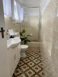 un bagno con lavandino, wc e doccia di Rio Rita Ocean View Apartments a Batemans Bay Altre 15 foto
