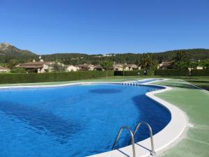 una piscina en una villa de agua azul en Les Palmeres 53, en L'Estartit