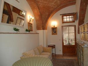 a living room with a couch and a table at Monolocale a Buonconvento in Buonconvento