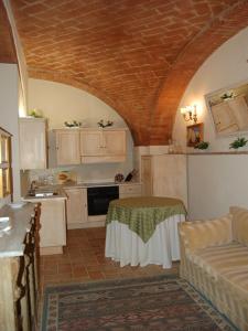 博恩孔文托的住宿－Monolocale a Buonconvento，一间配有沙发和桌子的厨房