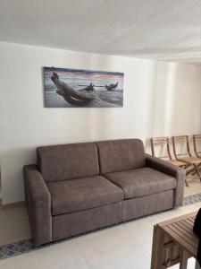 ein Wohnzimmer mit einer Couch und einem Gemälde an der Wand in der Unterkunft Giagiumar in Torre Dei Corsari