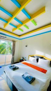 una camera da letto con un letto grande con soffitti colorati di Lake Terrace Resort a Satun