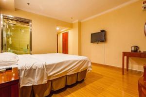 TV a/nebo společenská místnost v ubytování GreenTree Inn Kunshan Shimao Plaza Business Hotel