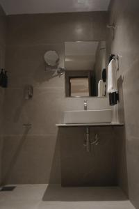 Ένα μπάνιο στο Silvotel By Bizzgrow Hotels +56 φωτογραφίες