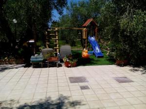 een achtertuin met een speeltuin en een glijbaan bij Villa Giulia in Vieste