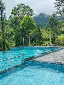 Piscina de la sau aproape de Marina Homestay