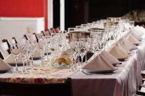 uma longa mesa com copos de vinho e guardanapos em Río Arriba Suites & Apartments & Restó em Bella Vista