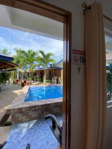 Bazén v ubytování Foxtail Siargao Island Guesthouse nebo v jeho okolí