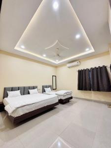 Katil atau katil-katil dalam bilik di Hotel Riddhi Siddhi Ujjain