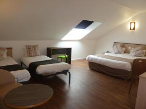 Una cama o camas en una habitación de Campanile Le Mans Est
