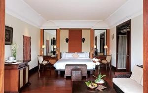 Un dormitorio con una cama y una sala de estar. en Anhera Suite & Spa, en Ubud 66 fotos más