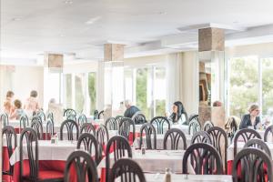 Un restaurante o sitio para comer en Hotel Torre Azul & Spa - Adults Only
