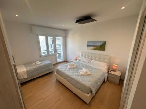 Giường trong phòng chung tại Mareblu 45 - Seaview Luxury Apartment