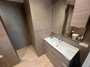Phòng tắm tại Mareblu 45 - Seaview Luxury Apartment +27 ảnh