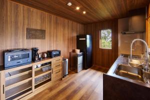 a kitchen with a sink and a refrigerator at マイグレChillax in Higashiizu