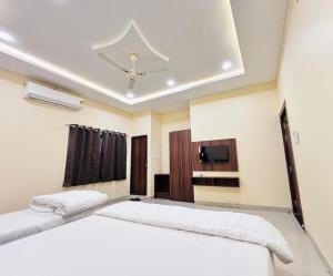 Katil atau katil-katil dalam bilik di Hotel Riddhi Siddhi Ujjain +12 gambar