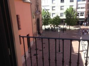 uma vista para a rua a partir de uma varanda de um edifício em Apartamento Capitania em Granada