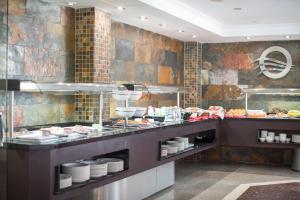 Comida en o cerca de este hotel