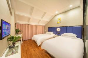 Ένα ή περισσότερα κρεβάτια σε δωμάτιο στο mingjia hotel