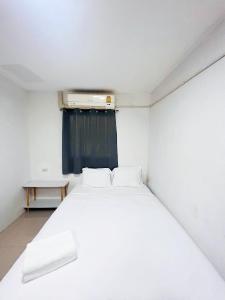 X GO INN Siriraj Wang Lang客房内的一张或多张床位