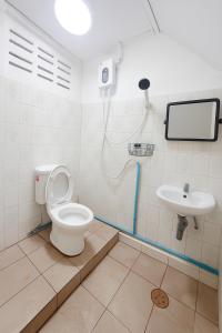 Bathroom sa GO INN Siriraj Wang Lang
