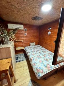łóżko w pokoju z drewnianą ścianą w obiekcie Vanilla House w Ulcinju +9 zdjęć