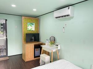 Una televisión o centro de entretenimiento en Huong Sen 2 Vung Tau Hotel
