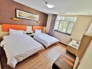 Кровать или кровати в номере 7 Days Premium· Tianjin Binhai International Airport