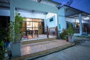 una casa con portico e patio di Baan Hello Samed a Ko Samed