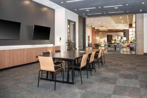 TV a/nebo společenská místnost v ubytování Cambria Downtown Phoenix Convention & Airport Hotel
