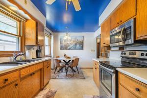 Køkken eller tekøkken på Luxury 8 guest, King Bed, garage