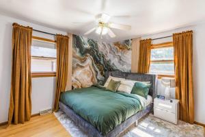 En eller flere senge i et værelse på Luxury 8 guest, King Bed, garage